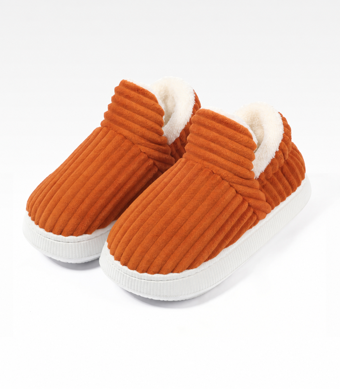 Ett par orange vadderade tofflor