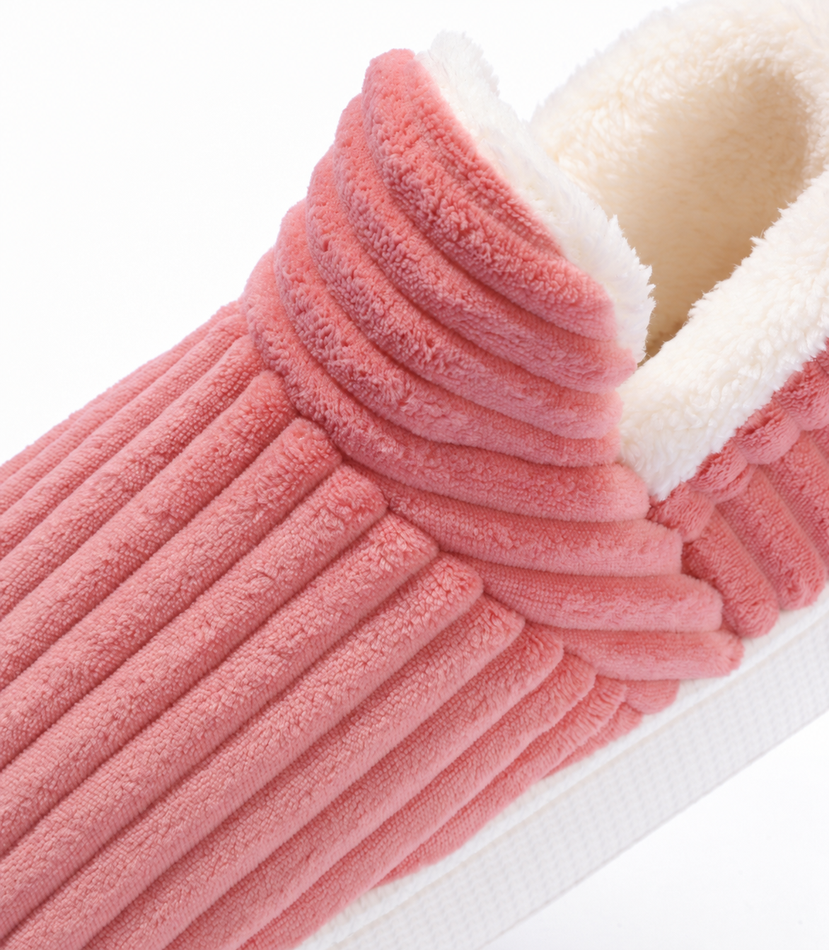 Närbild på rosa vadderade tofflor